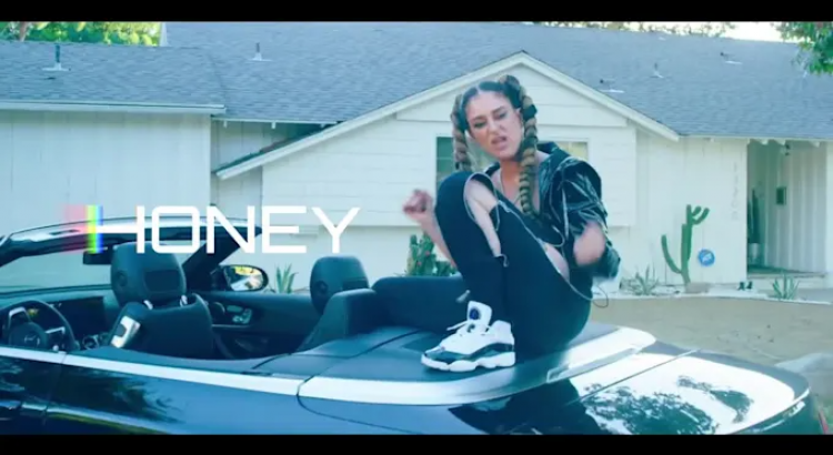 I will record a custom female rapper verse or hook